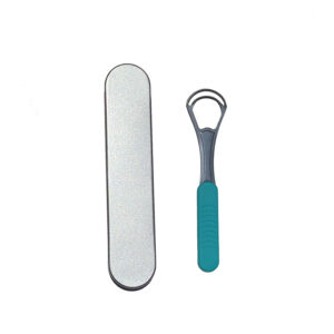 Limpiador de lengua doble de acero inoxidable con estuche metálico para una higiene bucal completa y sostenible.