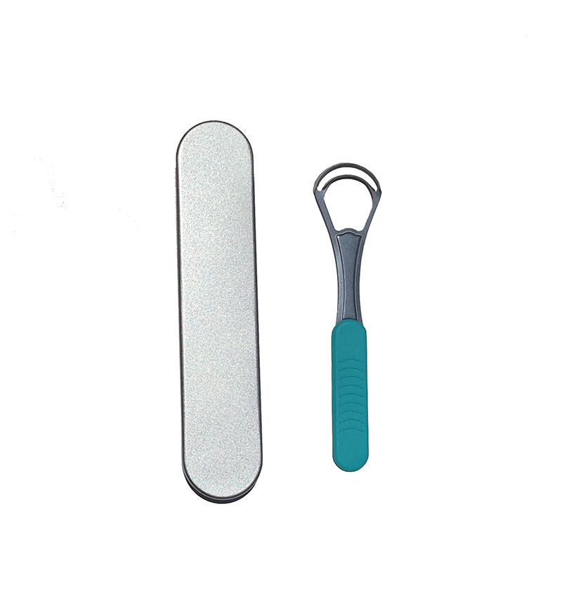 Limpiador de lengua doble de acero inoxidable con estuche metálico para una higiene bucal completa y sostenible.