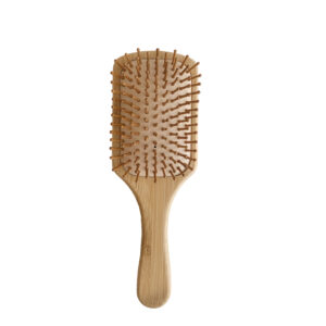 Cepillo cuadrado de bambú para cabello con cerdas suaves que ayudan a desenredar el cabello y masajear el cuero cabelludo de forma natural.