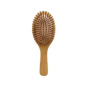 Cepillo ovalado de bambú para cabello con cerdas suaves que ayudan a desenredar el cabello y masajear el cuero cabelludo de forma natural.